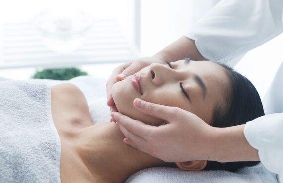 文京区でエステなら美肌効果のあるクリスタルフェイシャルをお試ししませんか。